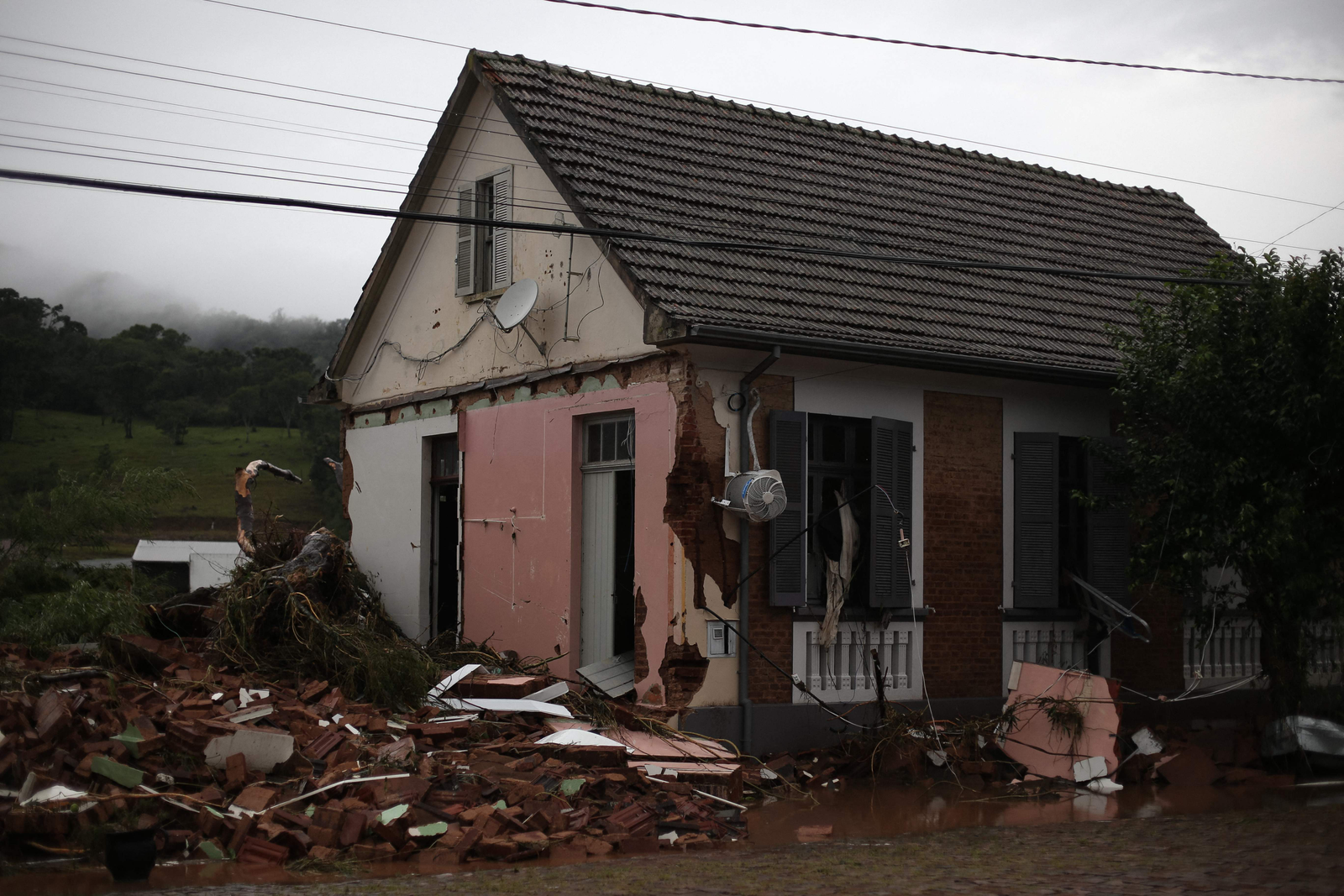 As fortes deslocaram aproximadamente 1.400 pessoas em mais de 100 municípios em todo o estado do Rio Grande do Sul, a maioria das quais, segundo autoridades da defesa civil, foram transferidas para abrigos. - Foto: Anselmo Cunha/AFP