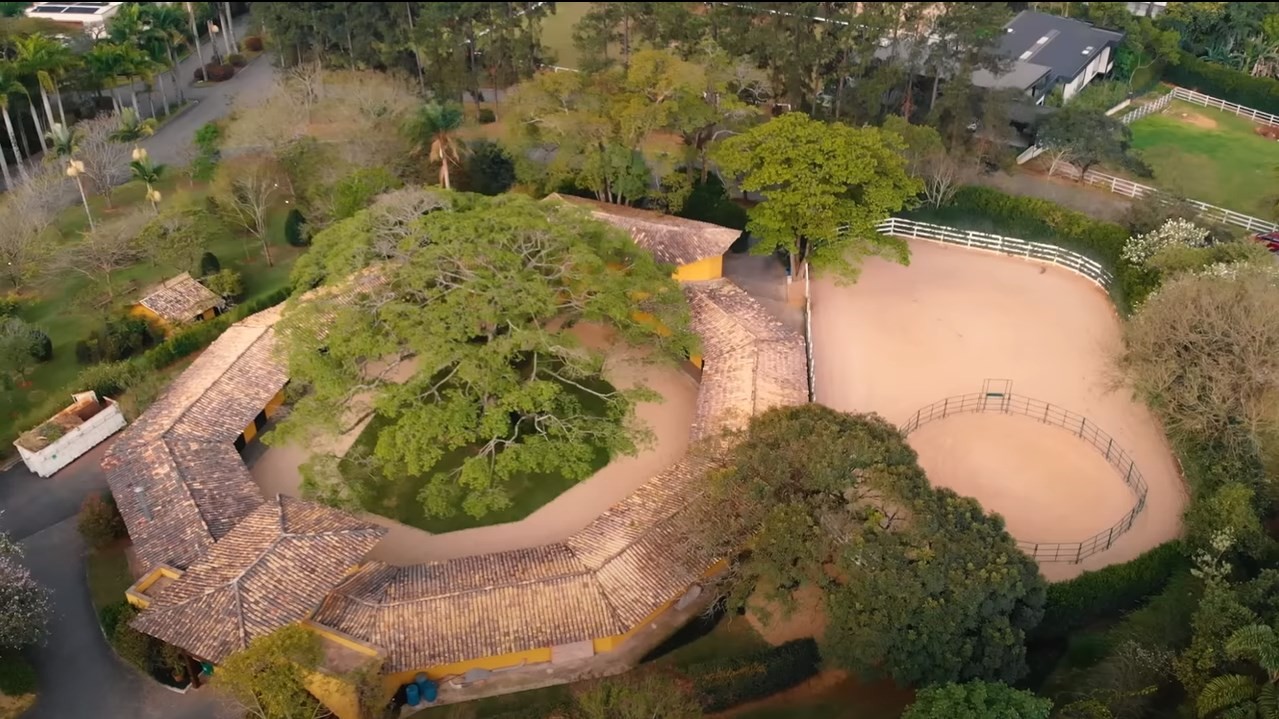 Vista aérea do haras da mansão de Bianca Andrade — Foto: Reprodução/YouTube