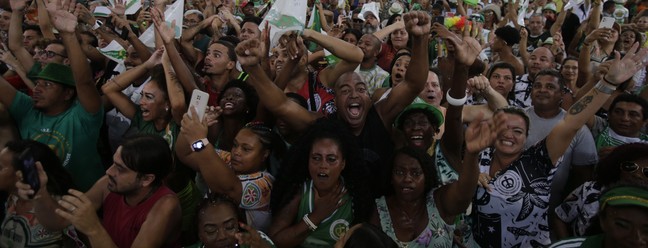 Público vibra na quadra da Imperatriz Leopoldinense  — Foto: Alexandre Cassiano