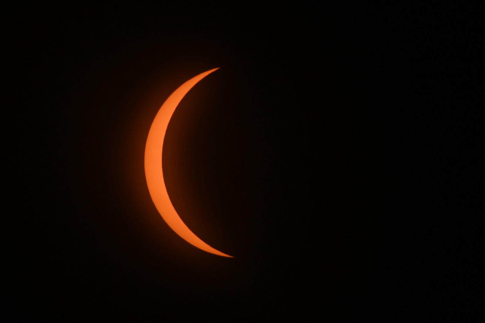 Confira os primeiros momentos de um eclipse solar total. A lua começa a eclipsar o sol durante o eclipse solar total em Mazatlan, estado de Sinaloa, México — Foto: ARIO VAZQUEZ / AFP