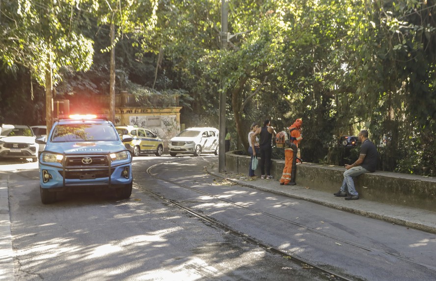 Um carro da Polícia Militar passa no trecho de onde Alma Bohadana caiu