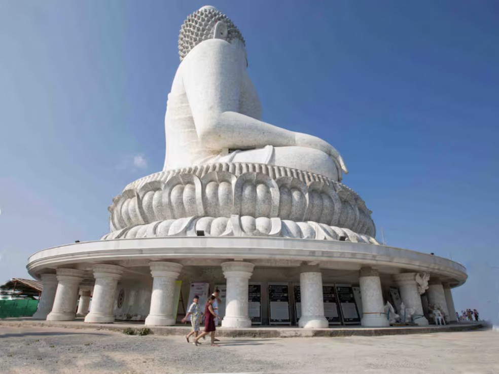 No topo do Monte Nakkerd, O Grande Buda de Phuket, uma estátua de 45 metros — Foto: Mário Cherrutti via La Nacion