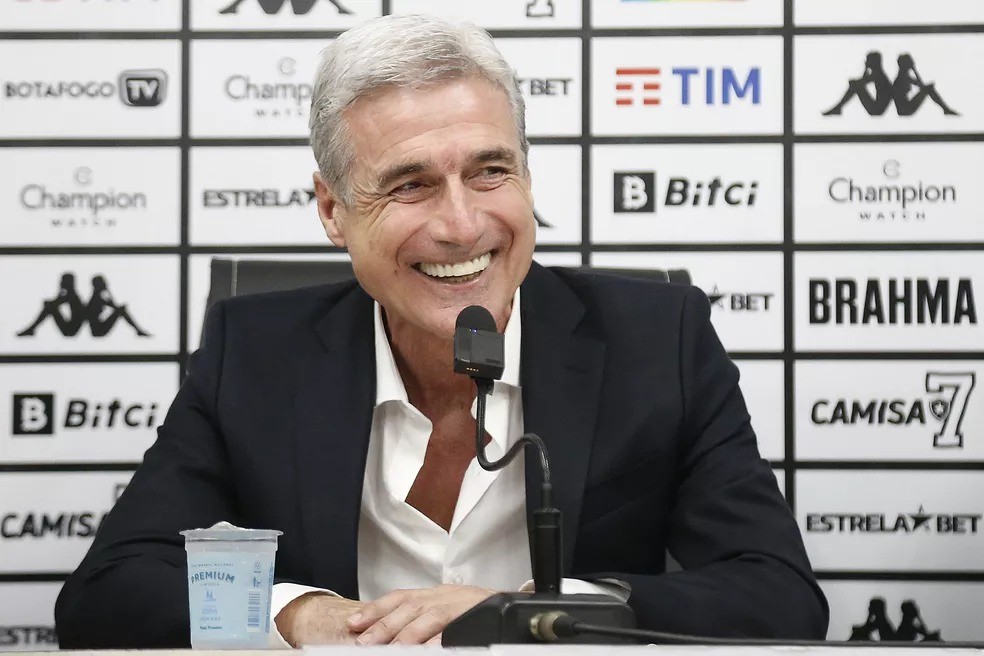 Luis Castro na coletiva de apresentação como técnico do Botafogo — Foto: Vitor Silva / Botafogo