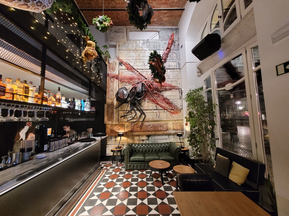 Interior do bar e restaurante Infame, do Hotel 1908, no Largo do Intendente, em Lisboa — Foto: Eduardo Maia / O Globo