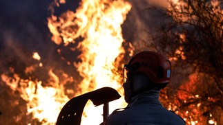 Incêndio atinge o Parque Nacional do Itatiaia desde sexta-feira (14), dia do seu aniversario de 87 anos, e já devastou o equivalente a 150 campos de futebol. Brigadistas, bombeiros e voluntários trabalham no combate da queimada na parte alta do parque, localizado na Serra da Mantiqueira — Foto: ERNESTO CARRIÇO/Agencia Enquadrar/Agencia O Globo