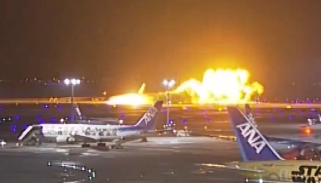 Avião pega fogo no aeroporto de Tóquio — Foto: Reprodução