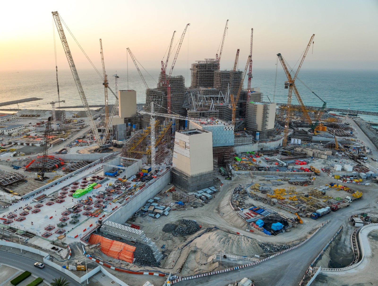 Distrito Cultural da Ilha Saadiyat, a 'ilha dos museus' de Abu Dhabi, nos Emirados Árabes Unidos. Obras do futuro Guggenheim Abu Dhabi, projetado pelo arquiteto Frank Gehry. — Foto: Divulgação / Departamento de Turismo de Abu Dhabi