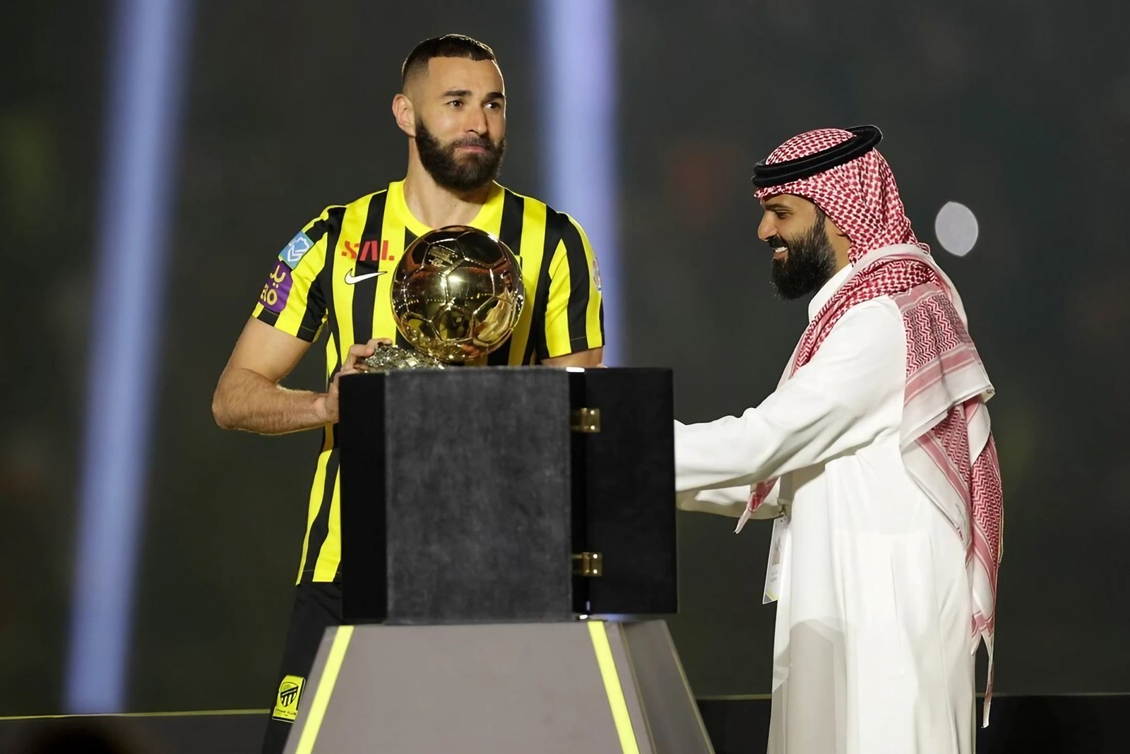 O atacante francês Karim Benzema foi apresentado oficialmente no Al-Ittihad da Arábia Saudita, diante de 60 mil torcedores no estádio do clube em Jeddah — Foto: AFP