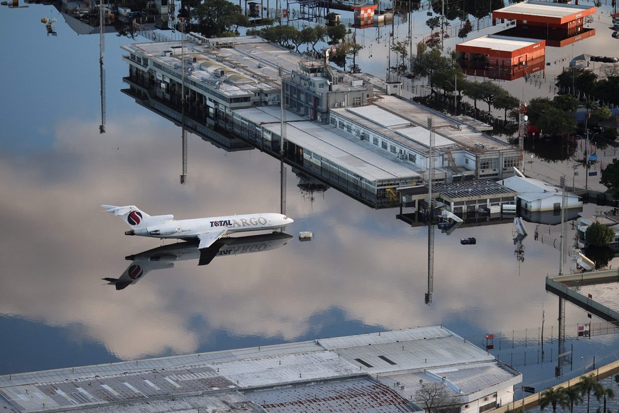 Uma vista aérea mostra a pista inundada do Aeroporto Internacional Salgado Filho, na cidade de Porto Alegre, Rio Grande do Sul, Brasil