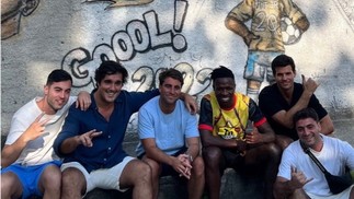 Amigos de Vini Jr. posam com o jogador na rua em que ele jogava bola, no Porto do Rosa, em São Gonçalo — Foto: Reprodução/Instagram