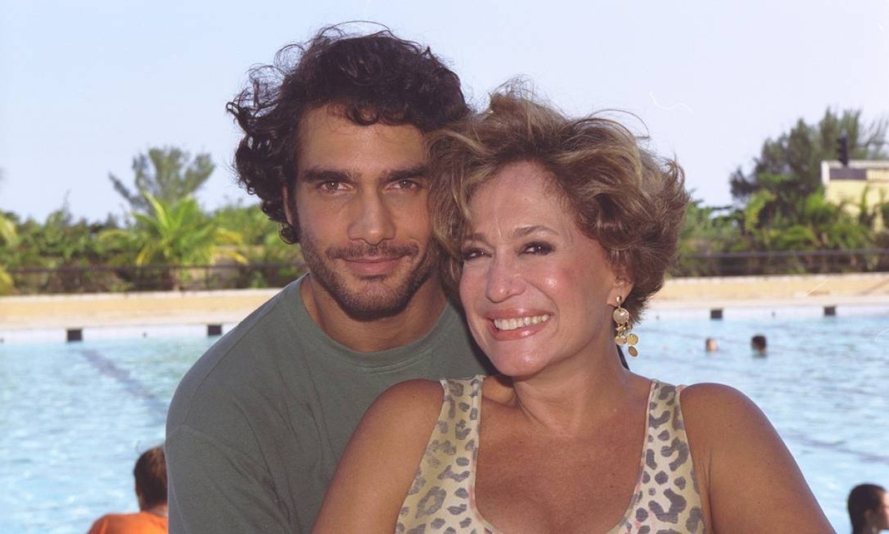 Em 2003, Susana Vieira interpretou a personagem Lorena, dona de uma escola, na novela 'Mulheres apaixonadas': na foto, ela posa com o ator Rafael Calomeni  — Foto: Carlos Ivan / Agência O Globo