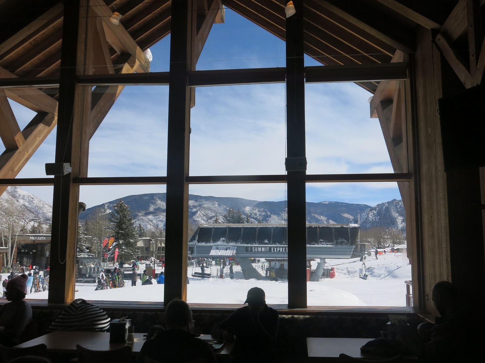 Vista da estação de Buttermilk, de dentro do Bumbs Restaurante, que fica na montanhaO Globo