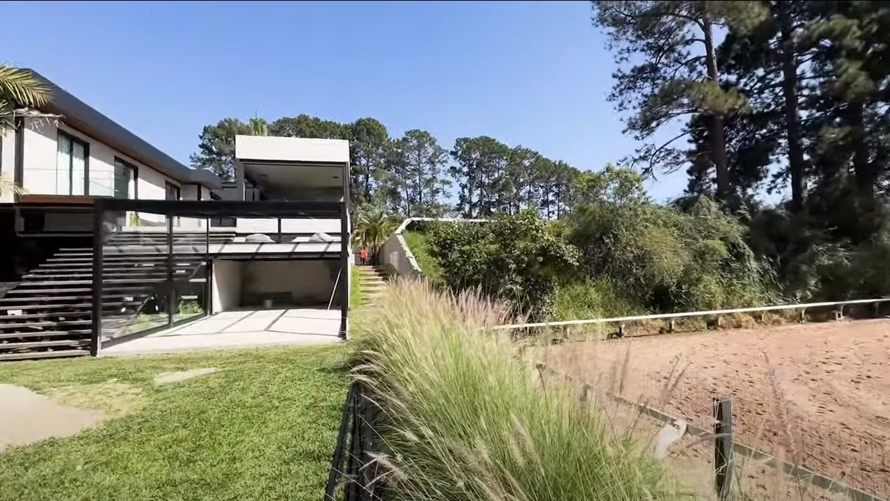 Parte da casa de Bianca Andrade, que tem haras com quintal — Foto: Reprodução/Youtube