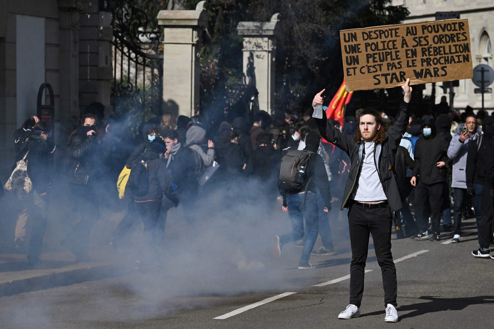 Manifestante segura uma faixa contra as reformas previdenciárias durante manifestação em Estrasburgo, nordeste da França — Foto: SEBASTIEN BOZON / AFP