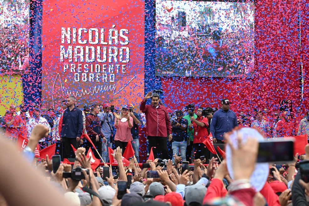 Maduro discursa em ato a favor do governo, no Dia do Trabalho — Foto: FEDERICO PARRA/AFP