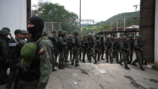 Operação das forças do governo da Venezuela na prisão de Tocoron em Maracay — Foto: YURI CORTEZ/AFP