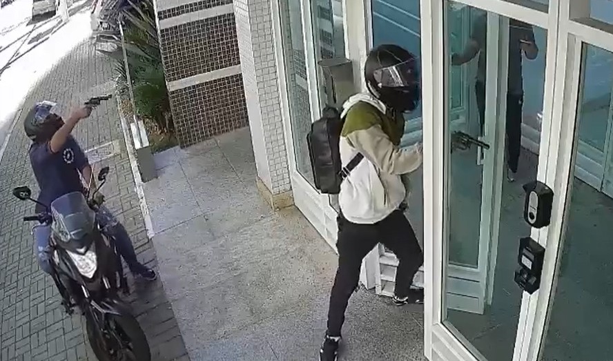 Assaltantes estavam armados e usavam capacetes para não mostrar os rostos
