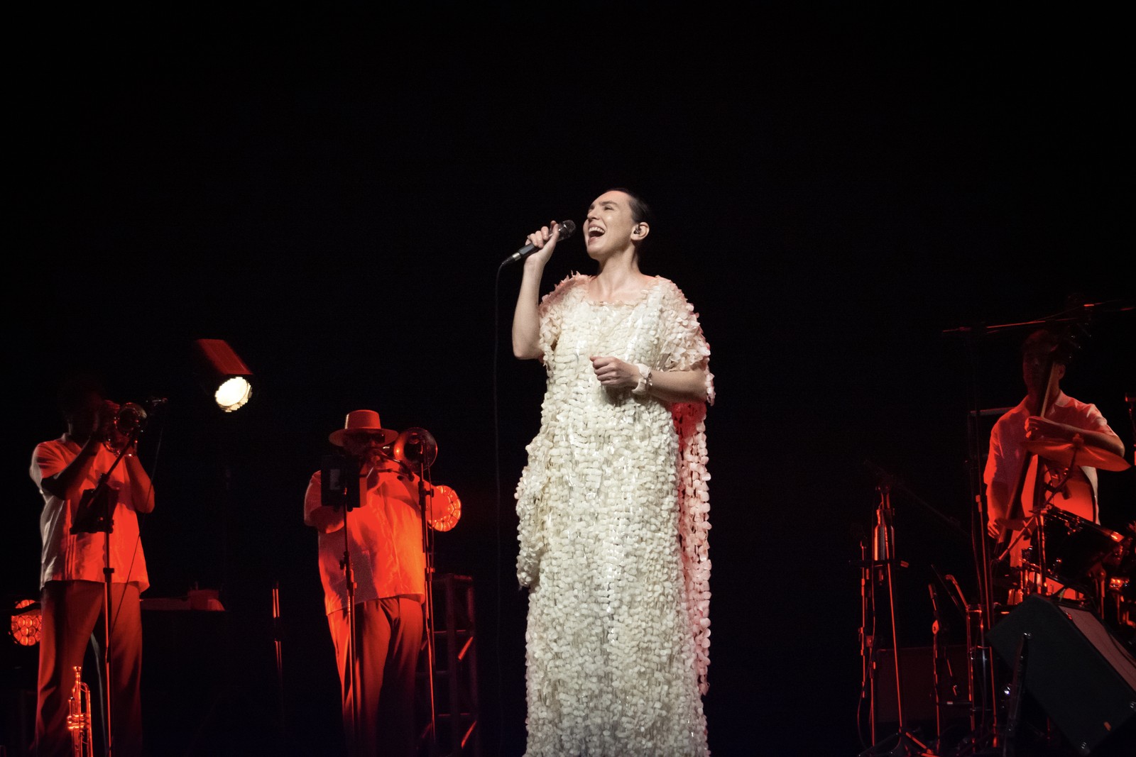 Adriana Calcanhotto no palco em "Errante" — Foto: Divulgação/Ana Viana