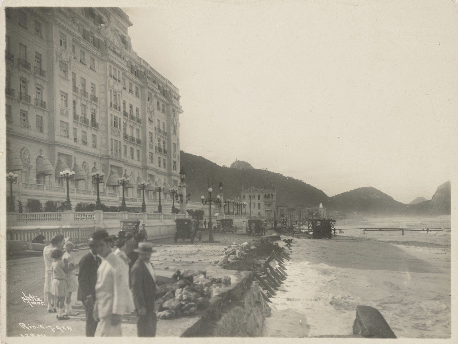 Fachada do Copacabana Palace, em 1925, com o mar bem perto do hotel — Foto: Augusto Malta / Acervo Instituto Moreira Salles