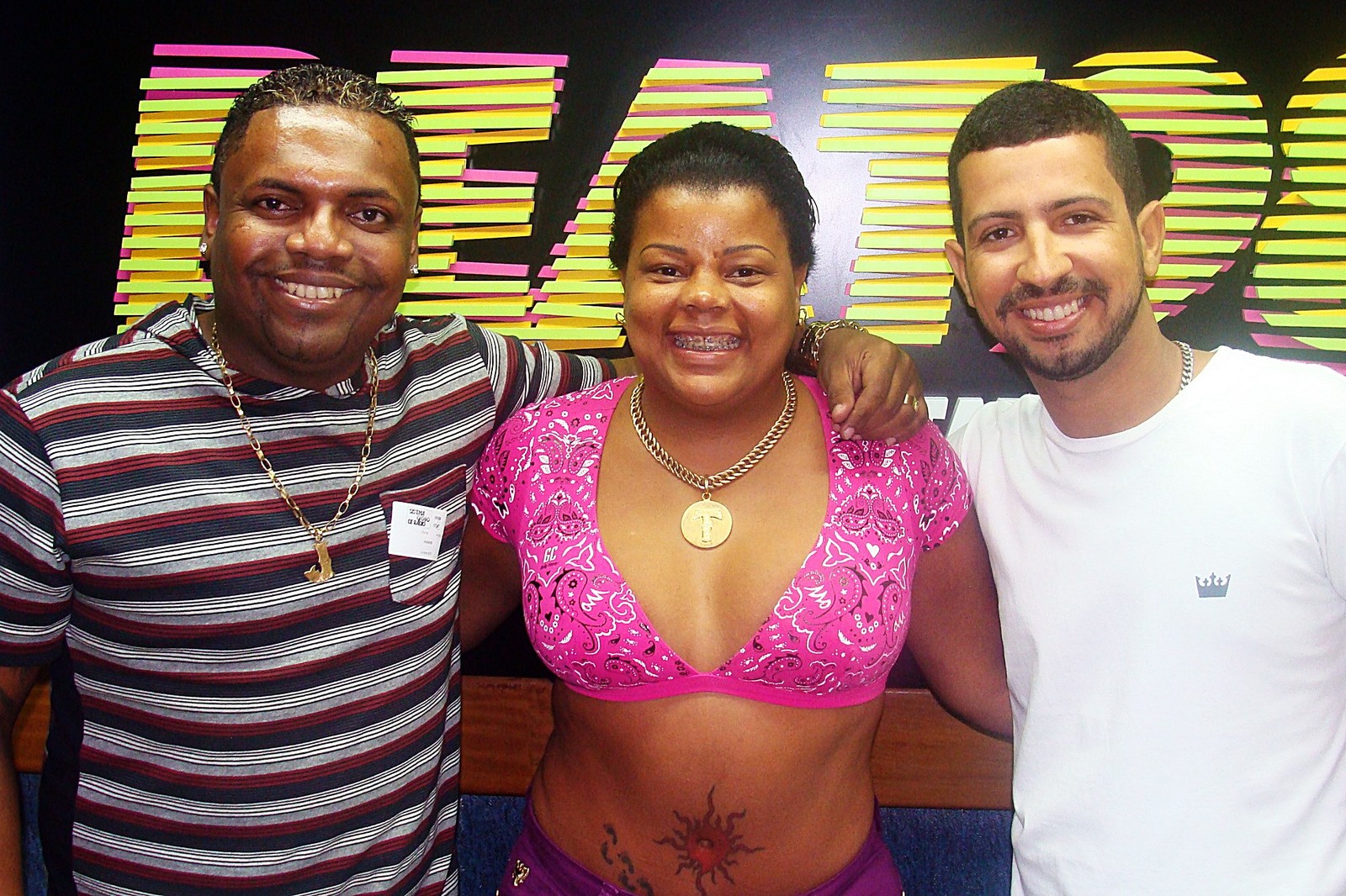 MC Marcinho, Tati Quebra-Barraco e Dennis DJ no estúdio da BEAT98 — Foto: Divulgação/SGR
