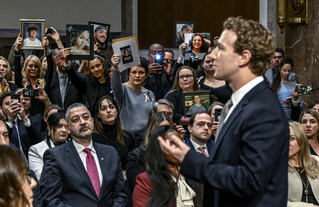 Mark Zuckerberg, diretor executivo da Meta, vira-se e dirige-se a familiares de vítimas de abuso infantil on-line numa audiência do Comité Judicial do Senado em Washington, 31 de janeiro de 2024