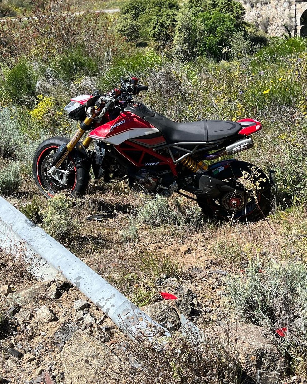 Miguel Herrán publica foto de moto após acidente — Foto: Reprodução/Redes sociais