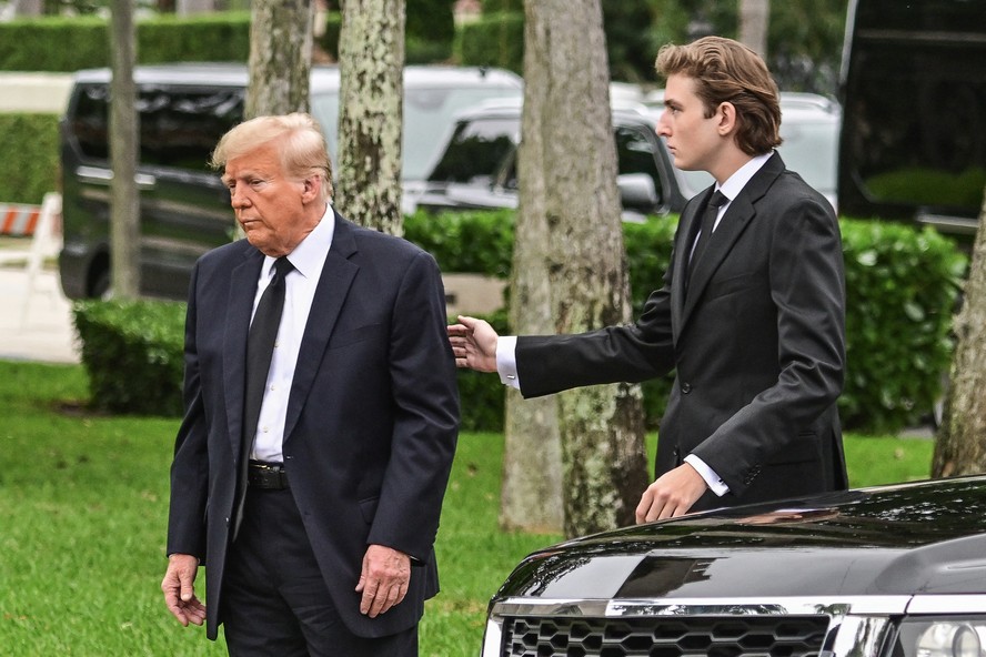 O ex-presidente dos Estados Unidos, Donald Trump, e seu filho Barron Trump, durante o funeral da mãe de Melania Trump, em 18 de janeiro de 2023.