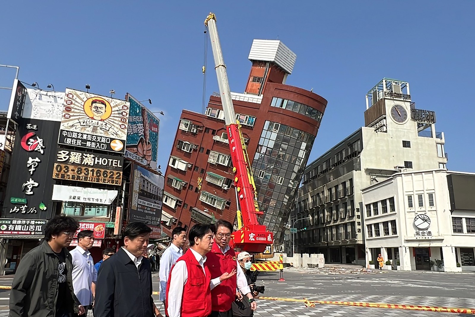 Políticos observam danos de terremoto em Hualien, Taiwan — Foto: CNA / AFP