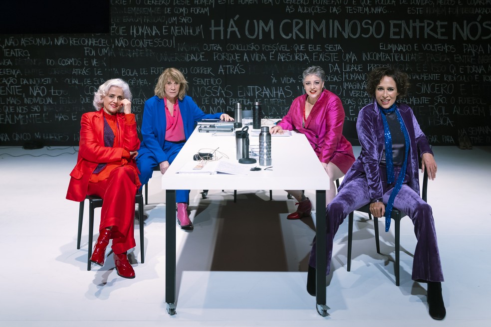 Marieta Severo, Renata Sorrah,  Ana Baird e Andrea Beltrão em cena do espetáculo 'O espectador' — Foto: Leo Martins 