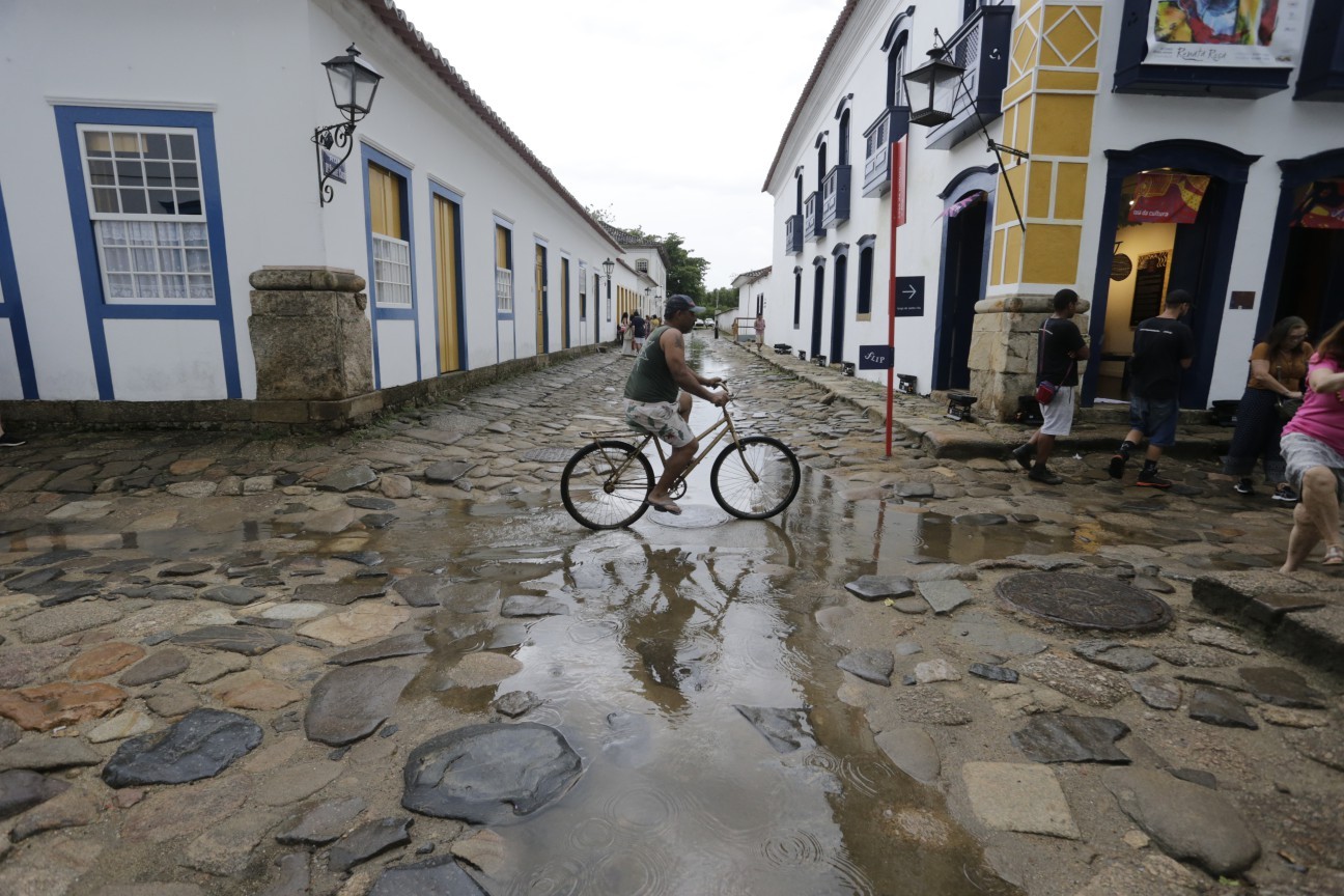 Apesar do céu nublado e das chuvas, Flip atrai público em 2023 — Foto: Domingos Peixoto/Agência O Globo