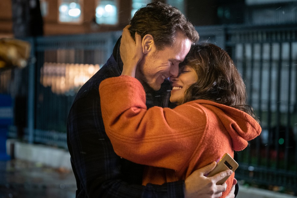 “O amor mandou mensagem”, com Priyanka Chopra e Sam Heughan — Foto: Divulgação/Sony Pictures