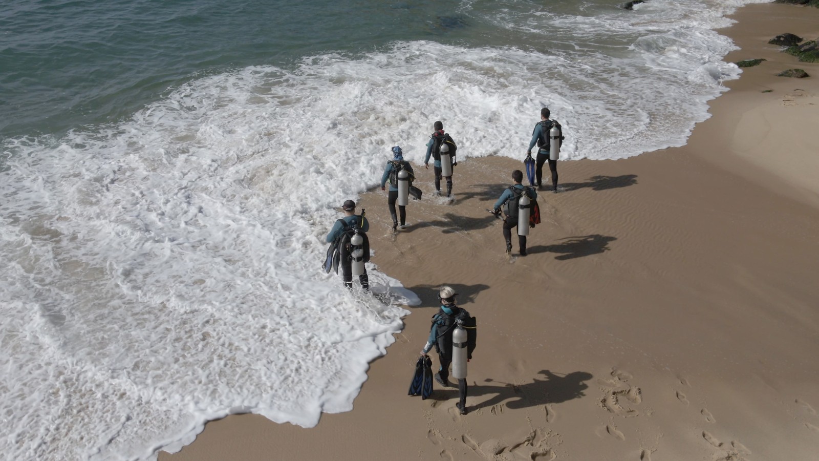 O Projeto Verde Mar tem mergulhadores para coleta de resíduos no mar, a serem catalogados e usados como dado em estudos científicos — Foto: Projeto Verde Mar / Divulgação