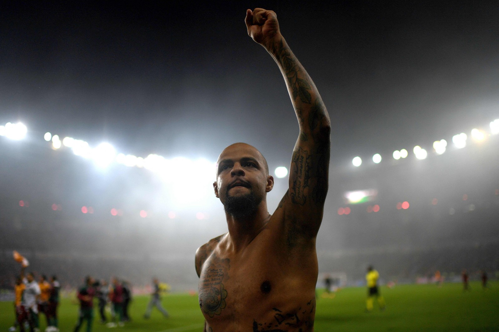 Felipe Melo tirou a camisa para comemorar a vitória pelo Fluminense — Foto: MAURO PIMENTEL / AFP