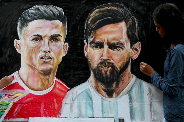 Estudante de escola de artes na Índia pinta retratos de Cristiano Ronaldo e Messi antes da Copa do Mundo
