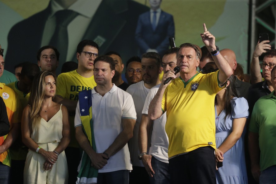 Bolsonaro discursa, em março, com o pré-candidato do PL à prefeitura do Rio, Alexandre Ramagem (com a bandeira no ombro): ruídos após divulgação de áudio clandestino