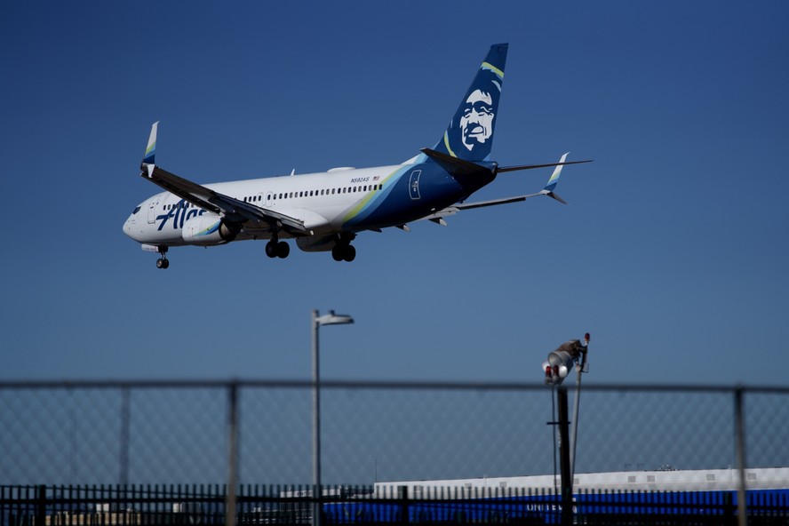 Avião da Alaska Airlines pousa no Aeroporto de Los Angeles: companhia é a segunda maior operadora do Boeing  737 MAX