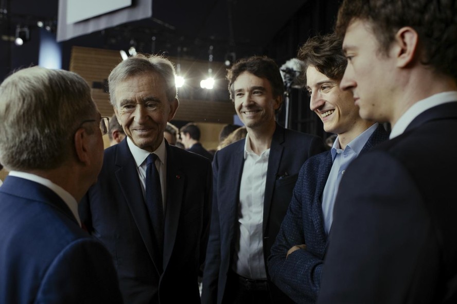 Bernard Arnault, CEO do grupo LVMH, e três de seus filhos, Antoine, Jean e Frédéric, em Paris