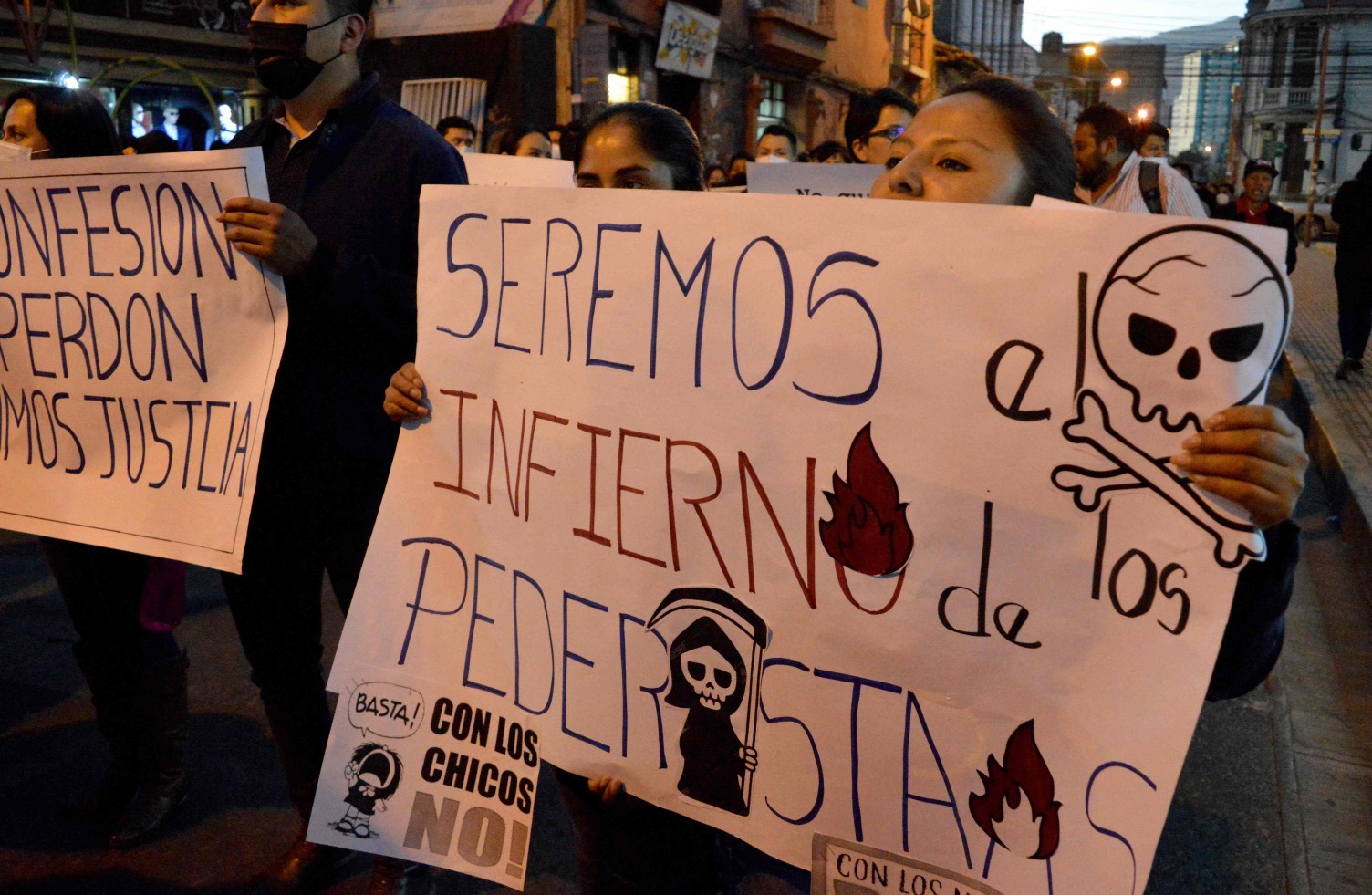 Membros de organizações pelos direitos infantis protestam contra casos de pedofilia por padres de internato católico em Cochabamba, Bolívia — Foto: Fernando Cartagena / AFP