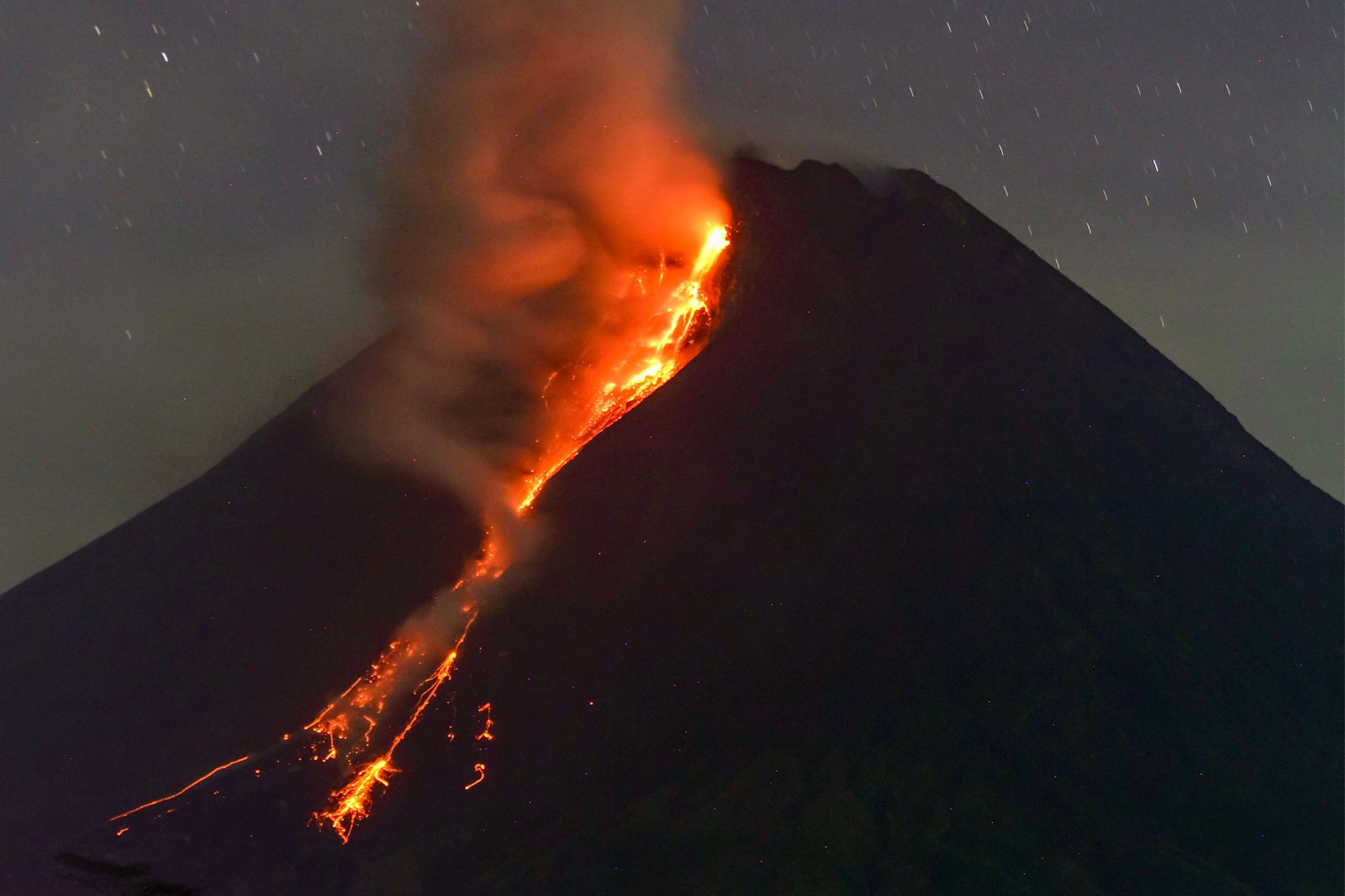 Lava também foi liberada pelo vulcão no últimos dias — Foto: DEVI RAHMAN / AFP