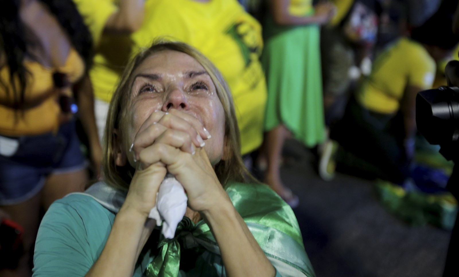 Derrota. Bolsonarista chora com o resultado da apuração do segundo turno — Foto: Alexandre Cassiano/Agência O Globo