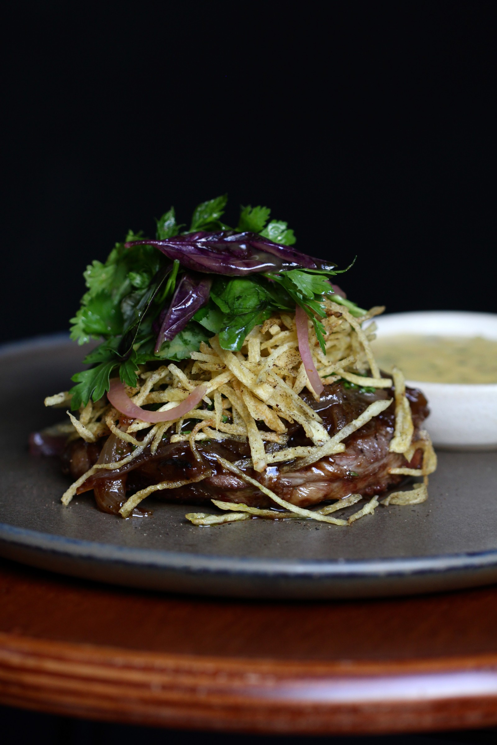 Para a estação, o restaurante Mäska (99997-0250), em Ipanema, indica o ancho acebolado (R$ 109) com compota de cebola em demi glace, palha de batata em sal de cogumelos, salada de ervas com picles de cebola e molho bernaise  — Foto: Divulgação/Yasmim Alves