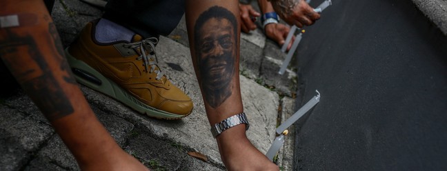 Torcida Jovem do Santos faz Vigília para Pelé na porta do hospital Albert Einstein, em São Paulo, neste domingo, dia 4 — Foto: Felipe Iruatã/Zimel Press/Agência O Globo