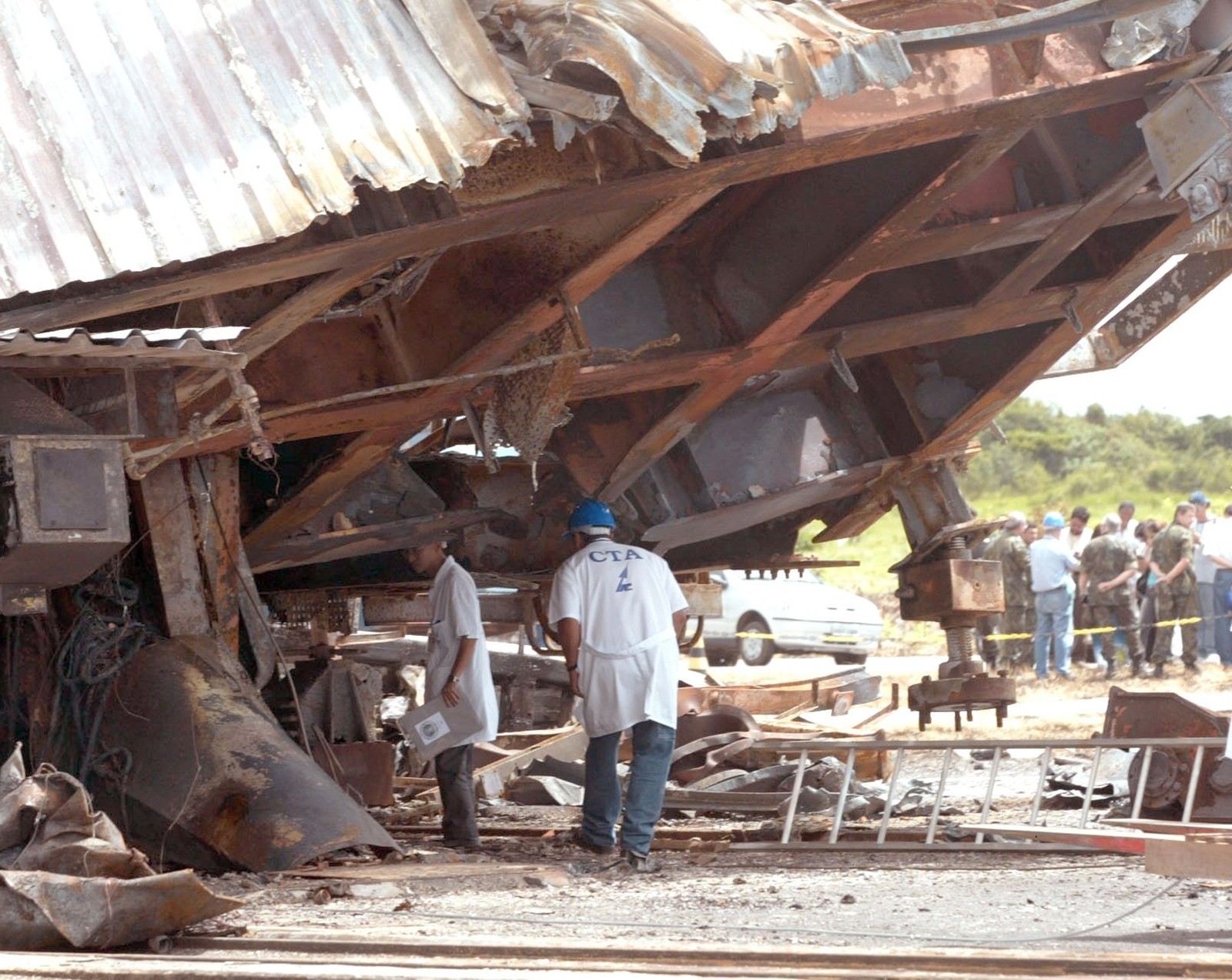 Peritos observam os destroços na investigação do acidente, ocorrido em 22 de agosto de 2003 — Foto: Ailton de Freitas / O Globo