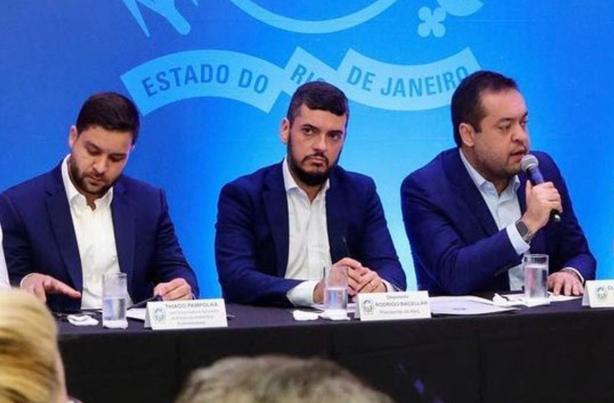 Thiago Pampola (à esq.), Rodrigo Bacellar (ao centro) e Cláudio Castro (à dir.)