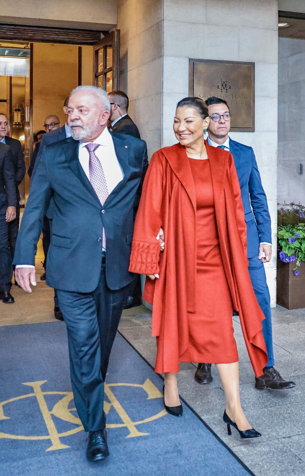 Primeira-dama Janja Lula da Silva veste vermelho para coroação da rainha Elizabeth II — Foto: Cláudio Kbene