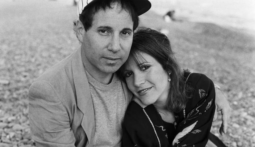 O cantor Paul Simon e a atriz Carrie Fisher, em 1983, quando eram um casal