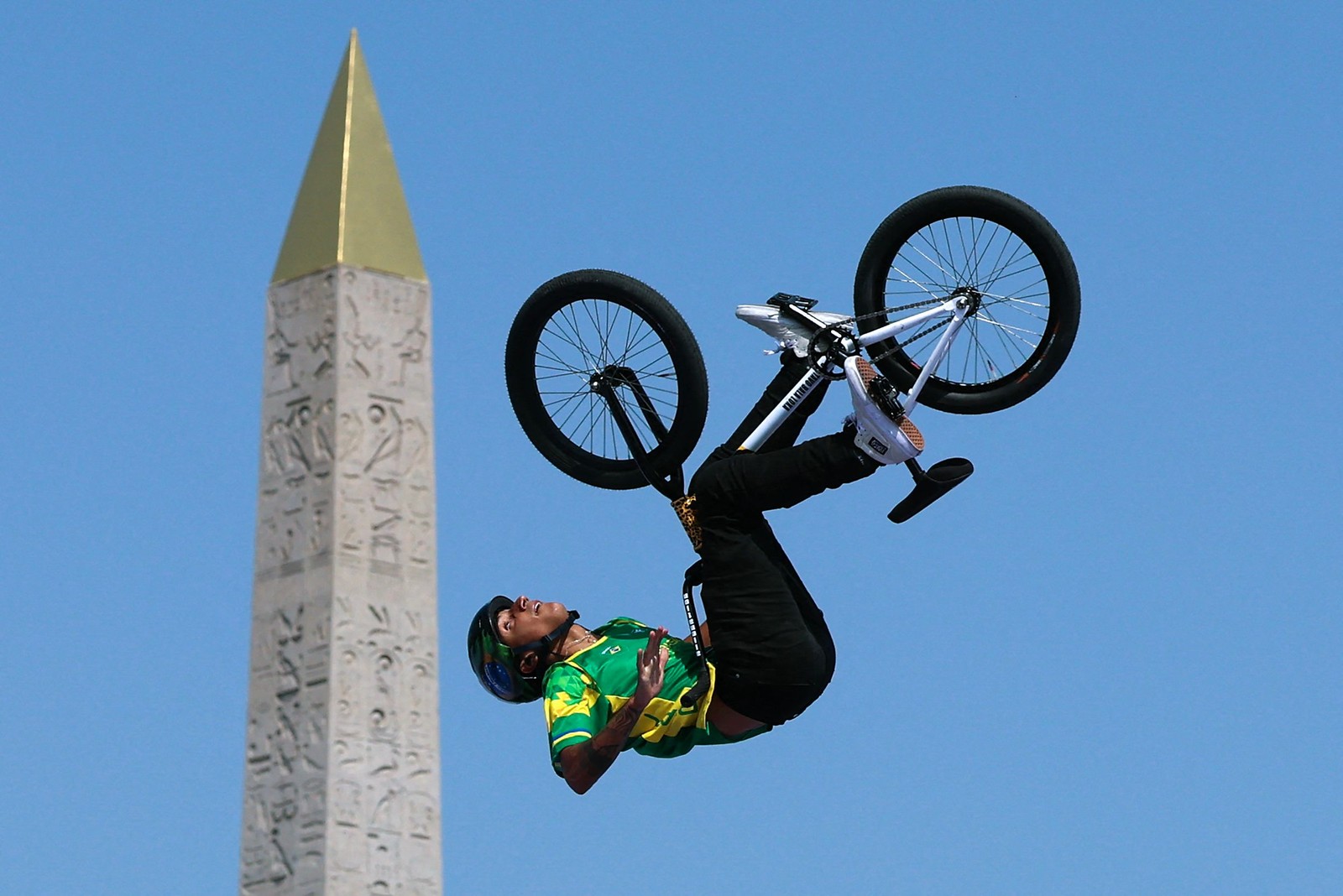 O brasileiro Gustavo "Bala Loka" compete na qualificação do ciclismo BMX Freestyle Park masculinolímpicos de Paris 2024, em Paris, em 30 de julho de 2024. — Foto: Emmanuel DUNAND / AFP