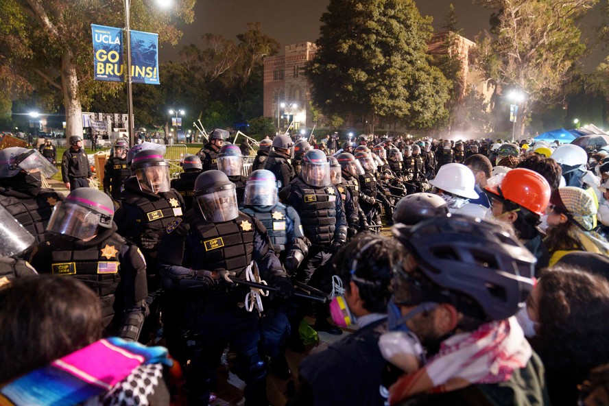 Polícia de Los Angeles durante operação para desmantelar acampamento pró-Palestina na UCLA