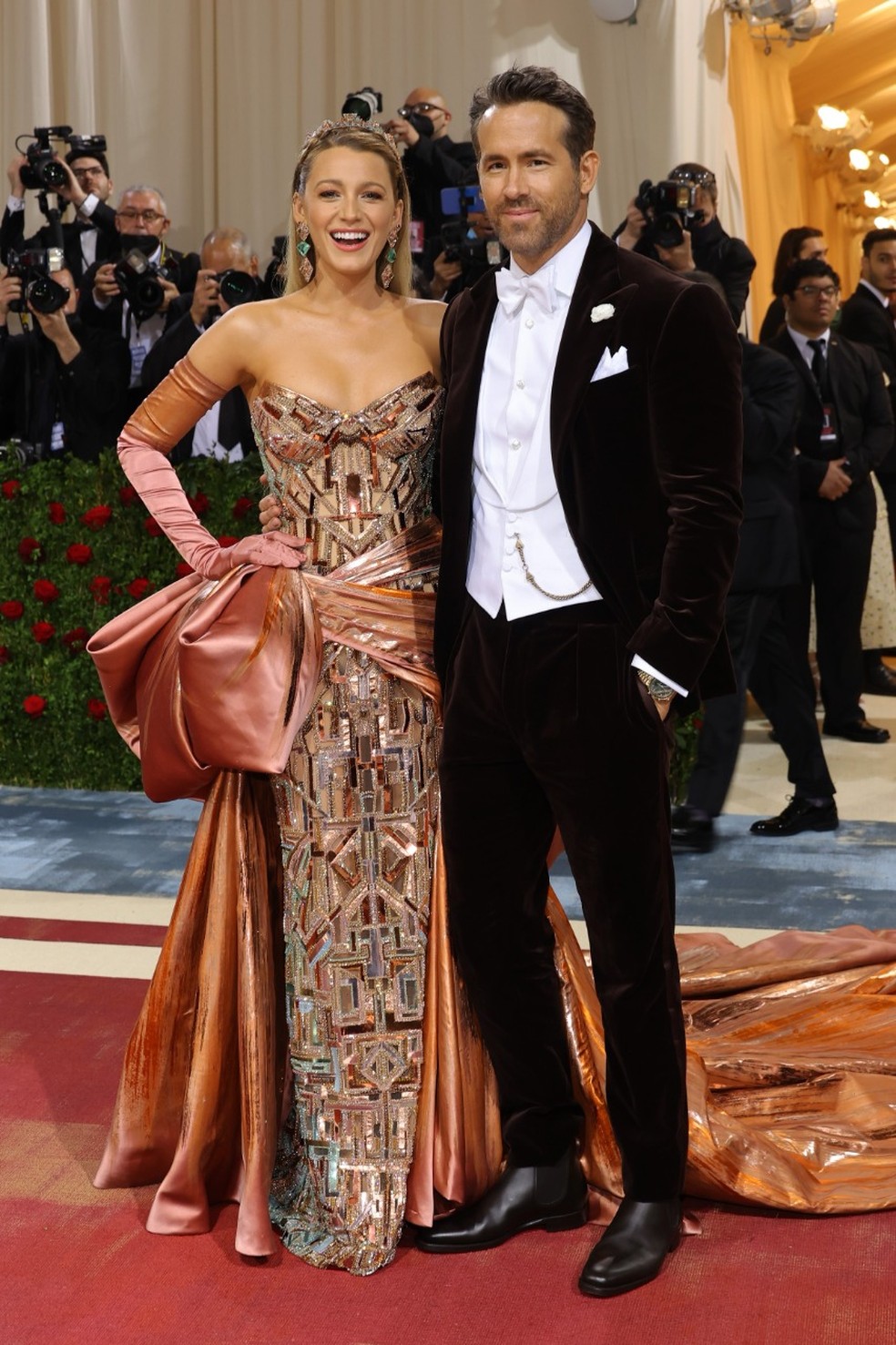 Blake Lively com seu marido Ryan Reynolds no Met Gala 2022, quando foram anfitriões — Foto: Reprodução/Twitter