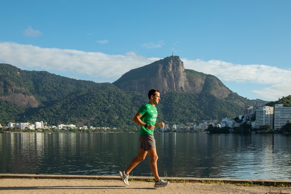  José Santos treina na Lagoa Rodrigo de Freitas para a maratona — Foto: Ana Branco / Agência O Globo